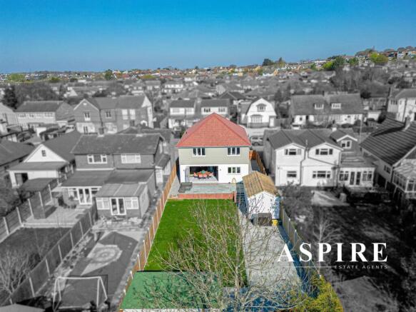 4 bed property, in VIDEO SHOWCASE INSIDE - Thundersley Park Road, £750,000
