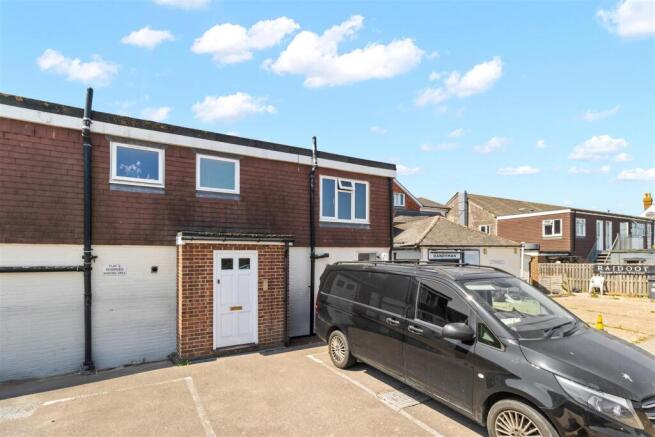 1 bed property, in Vicarage Field, £125,000