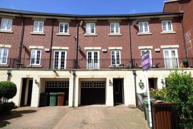 3 bed property, in Castle Lodge Avenue, £270,000