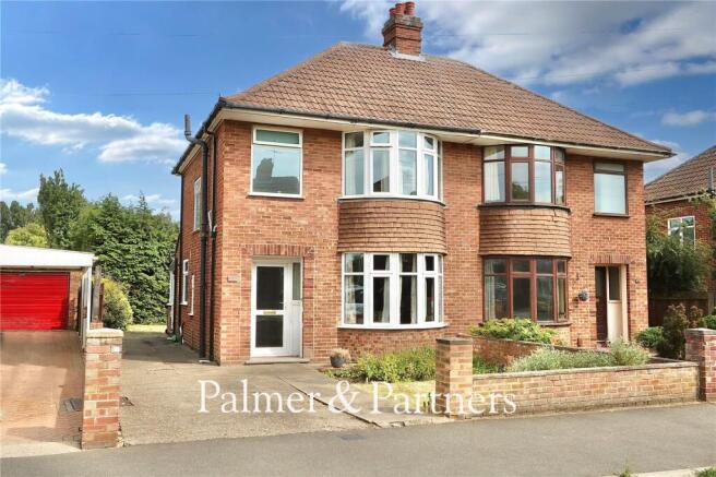 3 bed property, in Ashcroft Road, £260,000