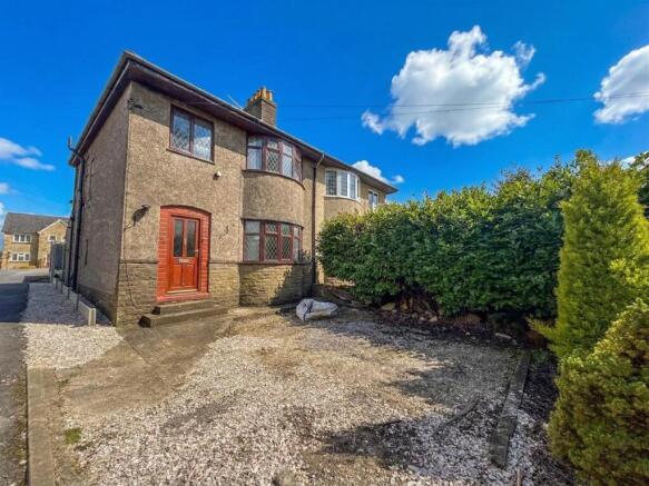 3 bed property, in Brown Edge Road, £230,000