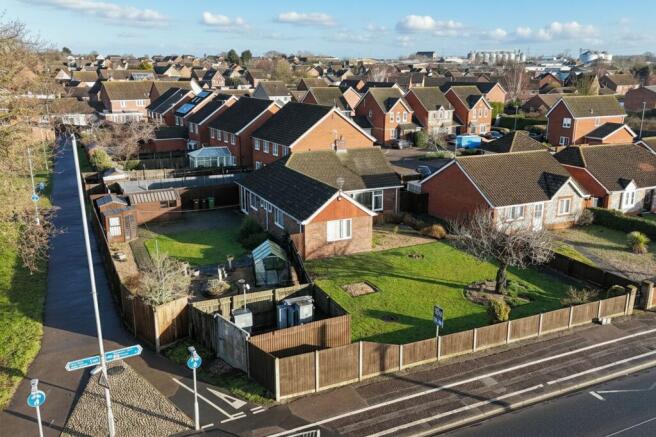 3 bed property, in Victoria Road, £325,000