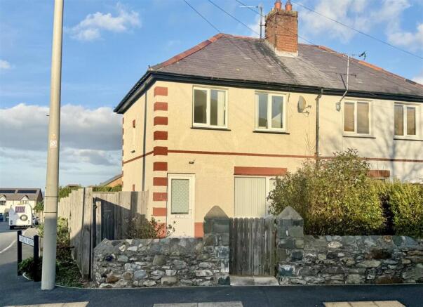 2 bed property, in Groesffordd, £165,000