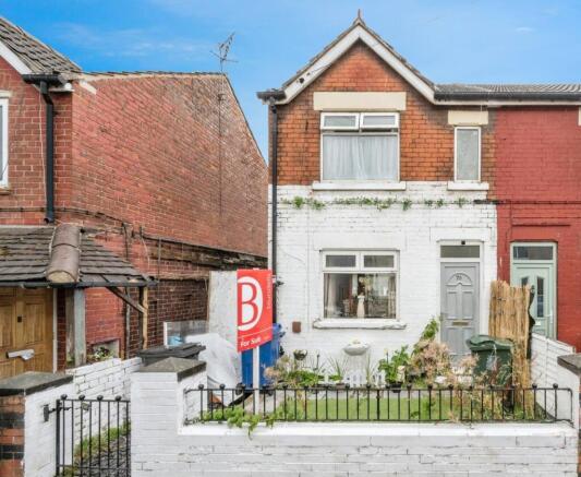 2 bed property, in Staveley Street, £80,000