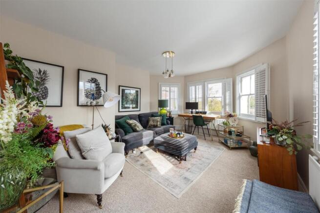1 bed property, in Park Hall Road, £400,000