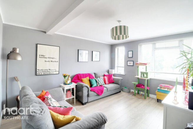 2 bed property, in London Road, £190,000