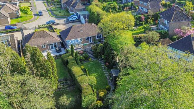 3 bed property, in Orchard Close, £600,000