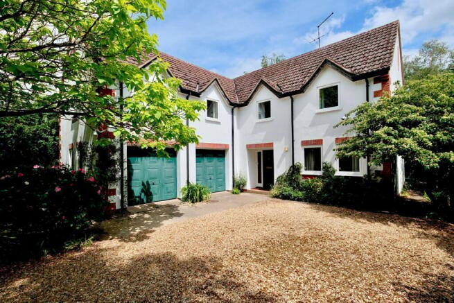 4 bed property, in Sawtry Road, £650,000