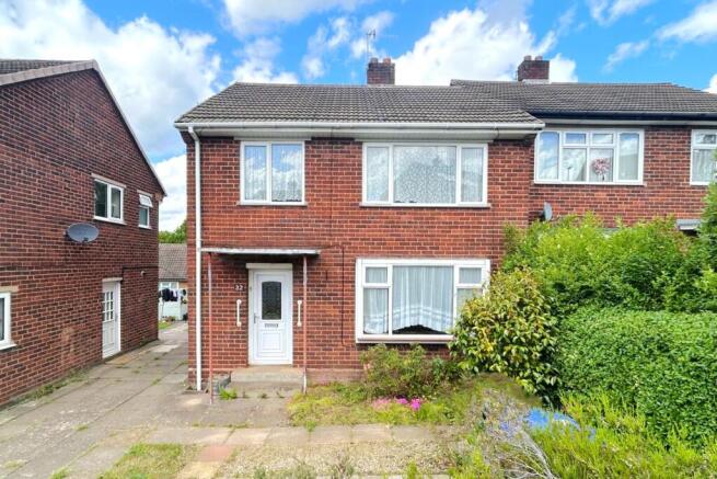3 bed property, in Cornwall Road, £225,000