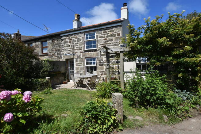 2 bed property, in Paynters Lane, £225,000