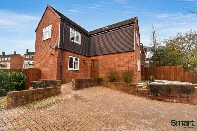 3 bed property, in Redhills, £300,000