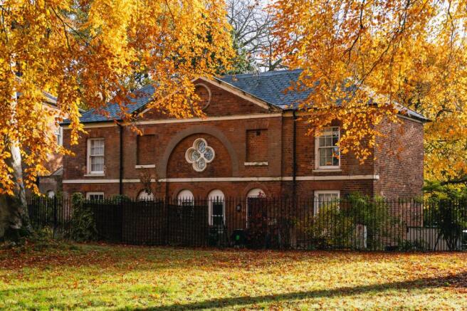 2 bed property, in Church Road, £250,000
