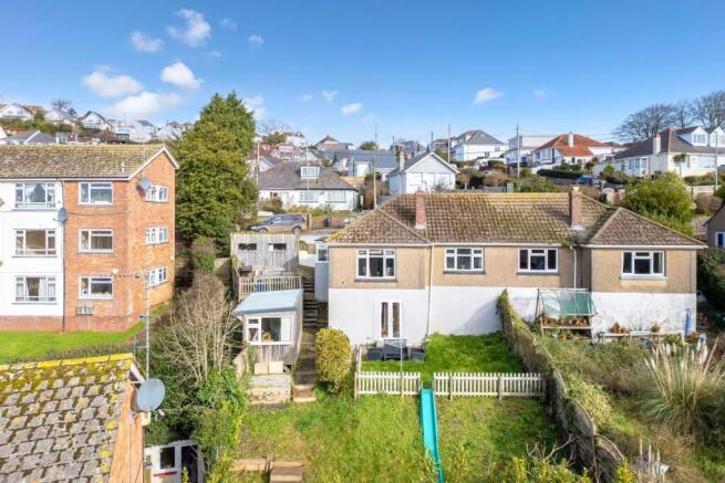 2 bed property, in Pines Road, £250,000