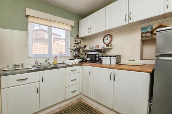 2 bed property, in central avenue, £235,000