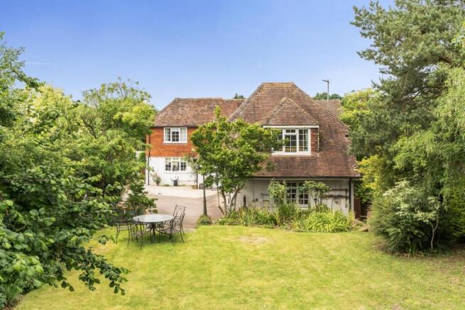 5 bed property, in Upper Vicarage Road, £625,000