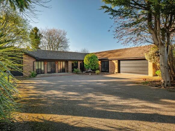 4 bed property, in Beechwoods, £825,000