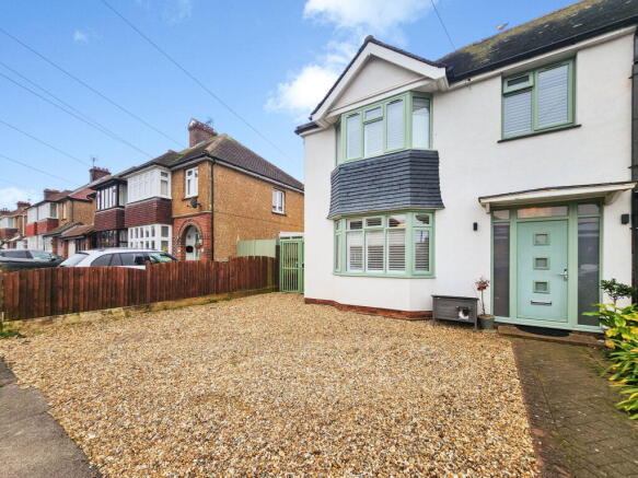 4 bed property, in Maynard Avenue, £625,000
