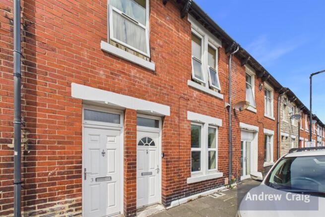 1 bed property, in Westmorland Street, £50,000