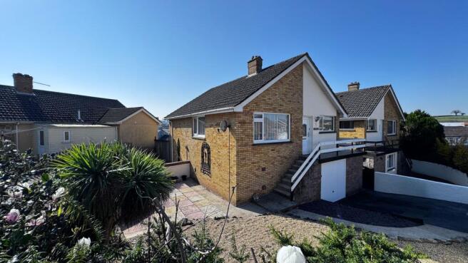 3 bed property, in Moor Park Road, £285,000