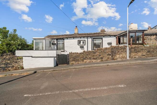 2 bed property, in Beck Hill, £140,000