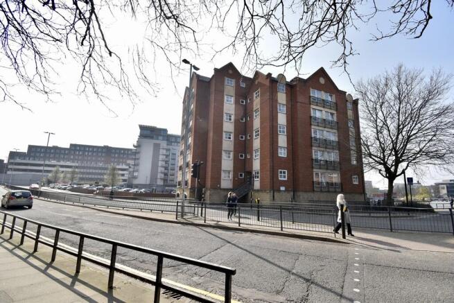2 bed property, in Grantavon House, £89,950