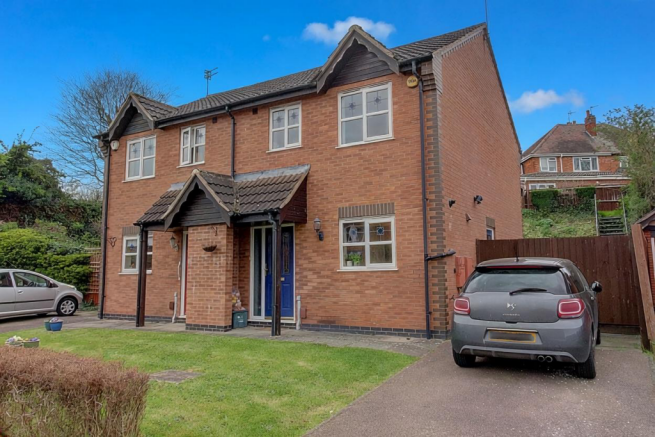 3 bed property, in Sandhurst Gardens, £250,000
