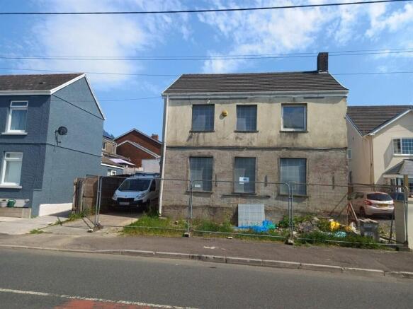 3 bed property, in Heol Y Felin, £130,000