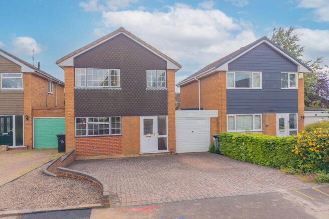 3 bed property, in Willow Close, £290,000