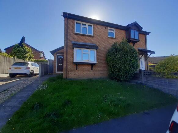 1 bed property, in Manor Farm Road, £80,000