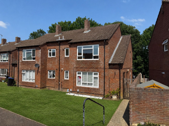 2 bed property, in Gilpins Gallop, £200,000