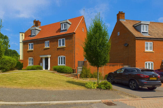 5 bed property, in Shearwater Road, £725,000