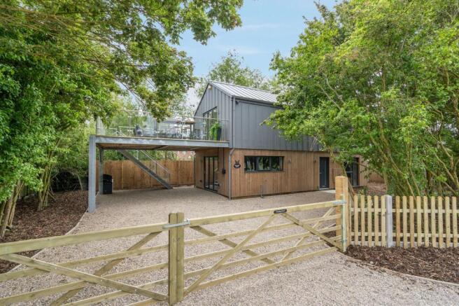 3 bed property, in Low Road, £450,000