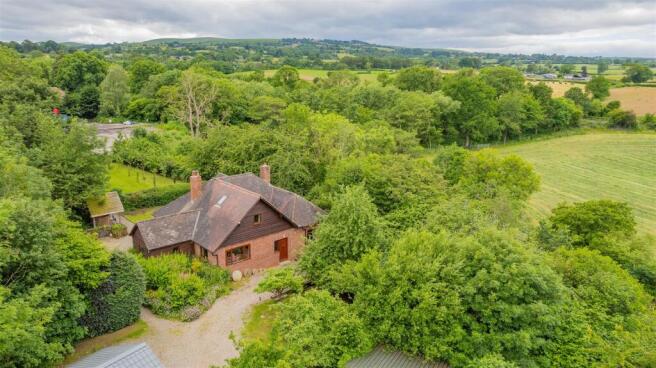 3 bed property, in Little Meadow, £495,000