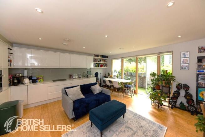 2 bed property, in Caledonian Road, £650,000