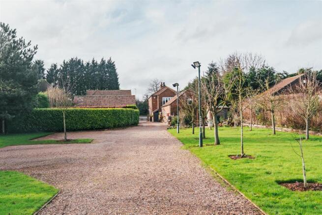 9 bed property, in High Street, £1,250,000