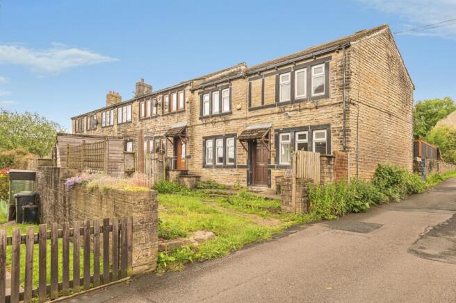 3 bed property, in Golcar Brow Road, £180,000