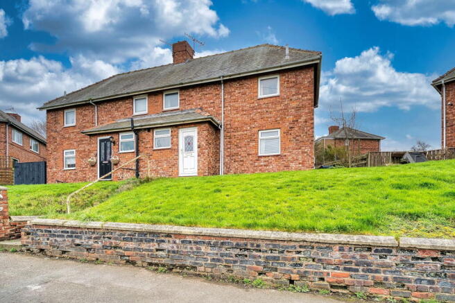 2 bed property, in Clavering Road, £90,000