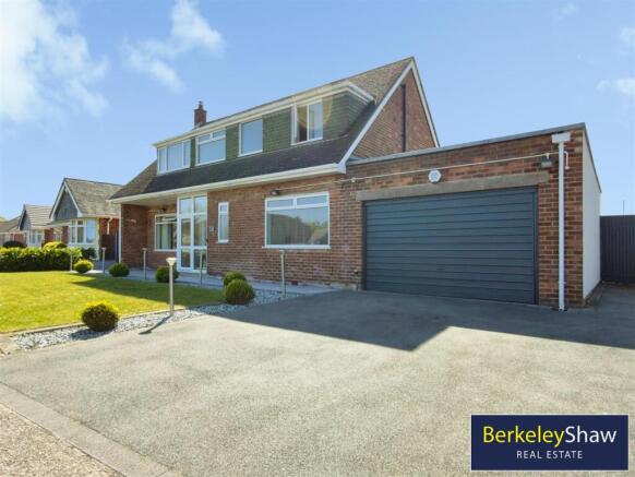 4 bed property, in Spinney Crescent, £775,000