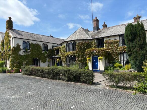 10 bed property, in New Road, £595,000