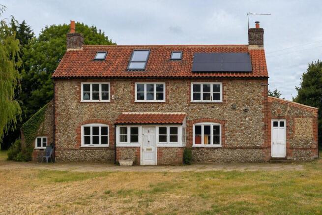 5 bed property, in Baconsthorpe Road, £675,000