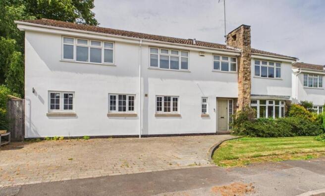 5 bed property, in Chestnut Close, £725,000