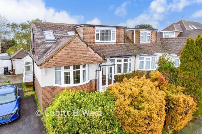 4 bed property, in Larkfield Way, £575,000