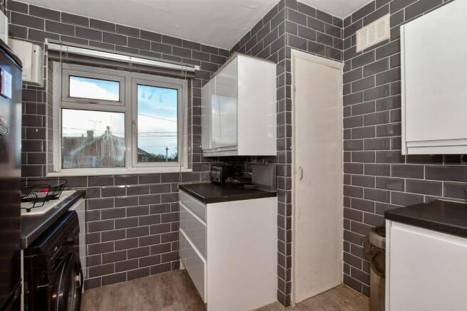 1 bed property, in Charing Crescent, £125,000