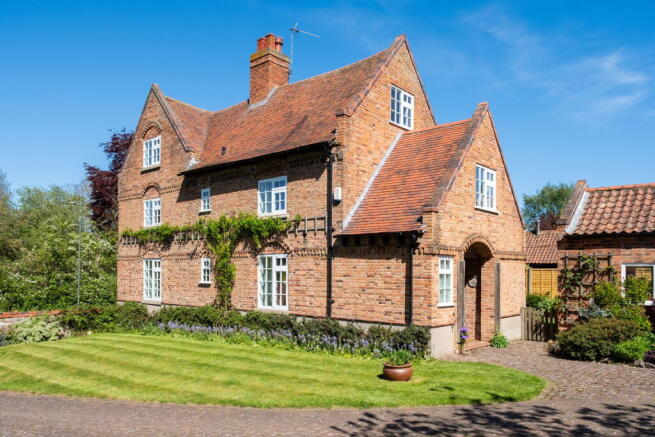 6 bed property, in Top Farm, £795,000