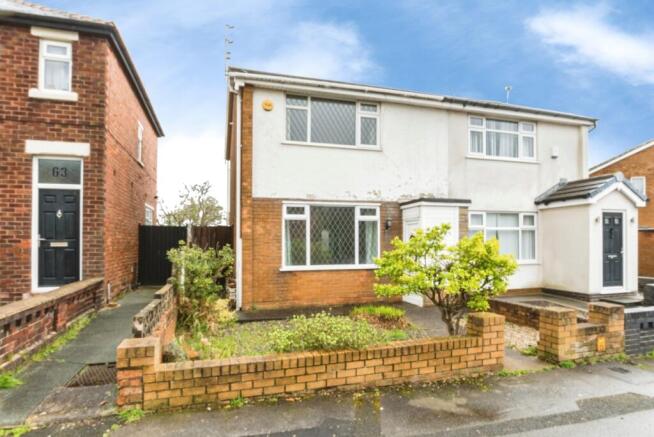 2 bed property, in Devona Avenue, £90,000