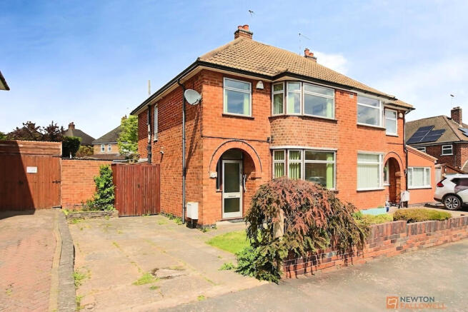 3 bed property, in Oakcroft Avenue, £290,000