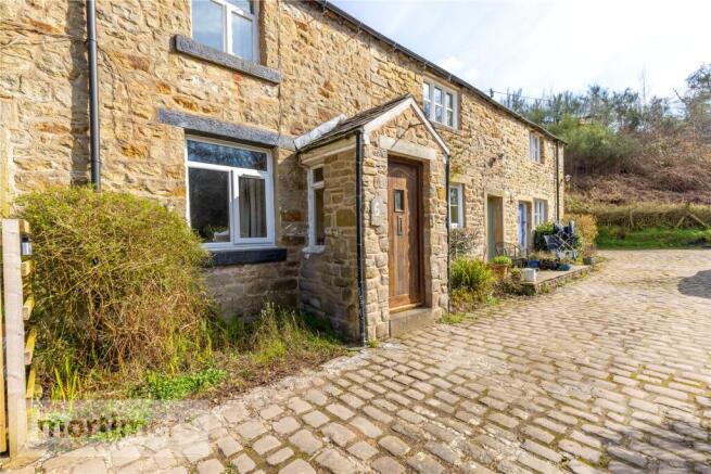 2 bed property, in Quality Row, £200,000