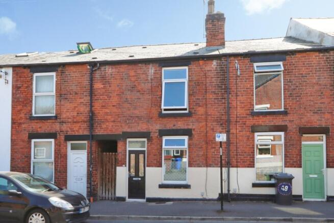 2 bed property, in Lancing Road, £180,000