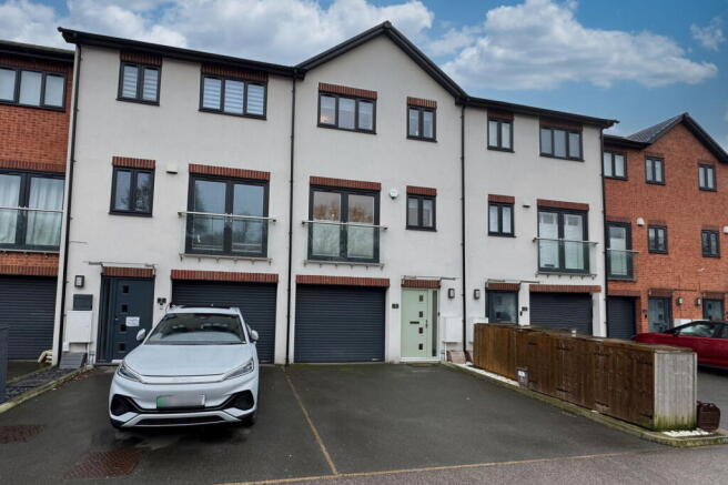 4 bed property, in Ellenborough Road, £485,000