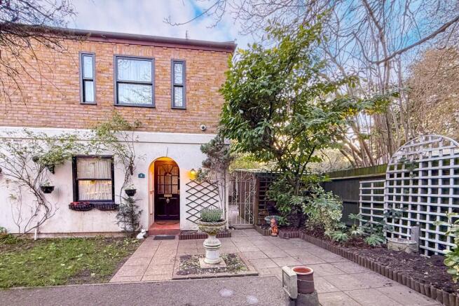 3 bed property, in Staines-Upon-Thames, £485,000